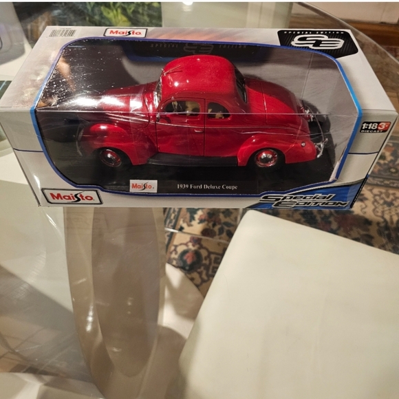 Maisto 1939 Ford Deluxe coupe 1/18 scale - Picture 3 of 5